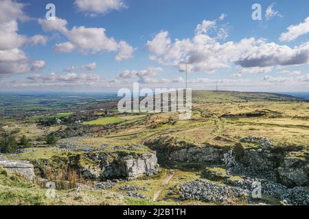 Une vue spectaculaire depuis le sommet de Stowes Hill jusqu'à Caradon Hill sur la tourbière sauvage de Bodmin Moor dans les Cornouailles. Banque D'Images