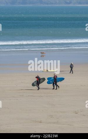 Les gens de Towan Beach à Newquay, en Cornouailles, au Royaume-Uni. Banque D'Images