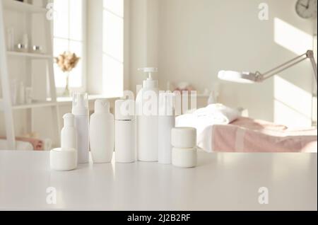 Bouteilles et bocaux Mockup avec produits de soin de la peau sur la table au spa et au salon de beauté Banque D'Images