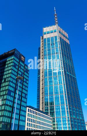 Varsovie, Pologne - 18 mars 2022 : Varso place Tower by HB Reavis complexe hôtelier et de bureaux dans la rue Chmielna, dans le quartier des affaires de Srodmiescie à Varsovie Banque D'Images