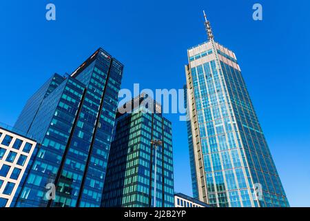 Varsovie, Pologne - 18 mars 2022 : Varso place Tower by HB Reavis complexe hôtelier et de bureaux dans la rue Chmielna, dans le quartier des affaires de Srodmiescie à Varsovie Banque D'Images