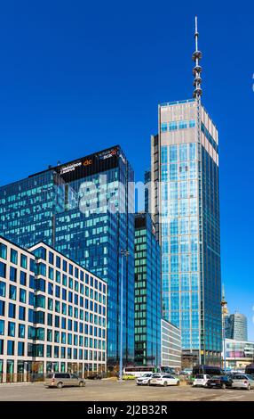 Varsovie, Pologne - 18 mars 2022 : Varso place Tower by HB Reavis complexe hôtelier et de bureaux dans la rue Chmielna, dans le quartier des affaires de Srodmiescie à Varsovie Banque D'Images