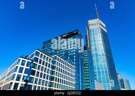 Varsovie, Pologne - 18 mars 2022 : Varso place Tower by HB Reavis complexe hôtelier et de bureaux dans la rue Chmielna, dans le quartier des affaires de Srodmiescie à Varsovie Banque D'Images