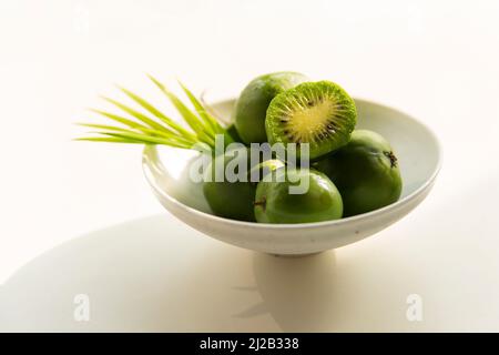 Encore la vie, mini kiwis fruits Banque D'Images