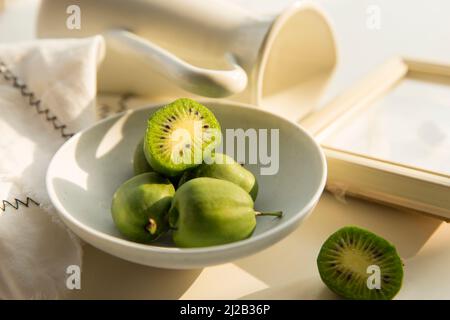 Encore la vie, mini kiwis fruits Banque D'Images