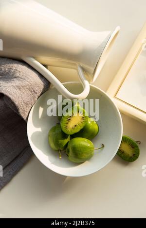 Encore la vie, mini kiwis fruits Banque D'Images