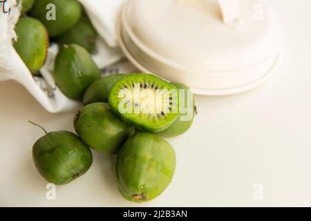 Encore la vie, mini kiwis fruits Banque D'Images