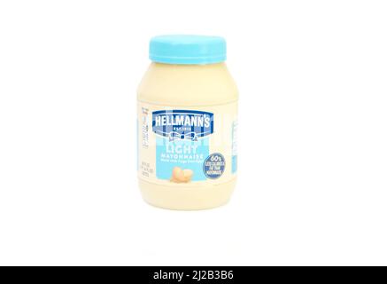 Pot de mayonnaise de marque Helmann isolé sur fond blanc avec espace de copie Banque D'Images