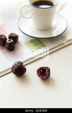 Cerises séchées avec une assiette en porcelaine Banque D'Images