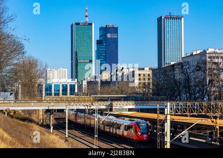 Varsovie, Pologne - 18 mars 2022 : quartier des affaires du centre-ville de Srodmiescie avec hôtel Marriott, Intraco et tour centrale d'Orco Banque D'Images