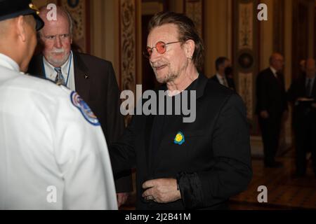 Bono, un chanteur-compositeur irlandais, rencontre des membres de la police du Capitole lors de sa visite à Capitol Hill le 30 mars 2022 à Washington D.C., U.S. Credit: Aaron Schwartz / CNP/Sipa USA Banque D'Images