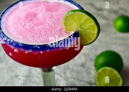 margarita à la poire pirickly surgelée dans un verre salé bleu à rebord Banque D'Images