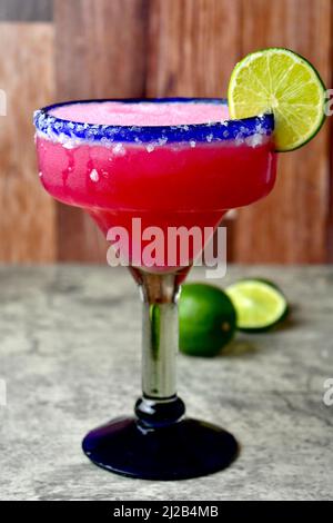 margarita à la poire pirickly surgelée dans un verre salé bleu à rebord Banque D'Images