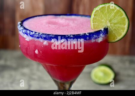 margarita à la poire pirickly surgelée dans un verre salé bleu à rebord Banque D'Images