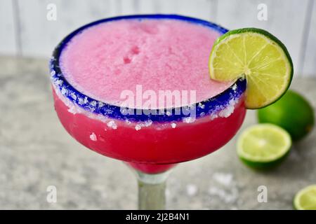 margarita à la poire pirickly surgelée dans un verre salé bleu à rebord Banque D'Images