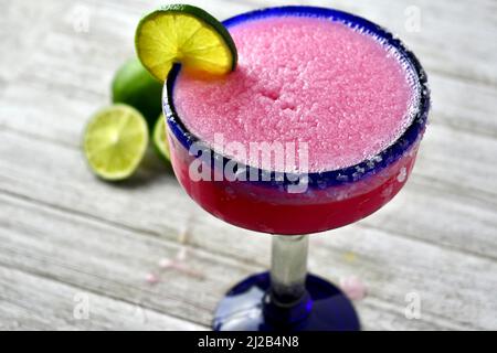 margarita à la poire pirickly surgelée dans un verre salé bleu à rebord Banque D'Images