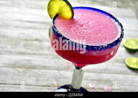 margarita à la poire pirickly surgelée dans un verre salé bleu à rebord Banque D'Images