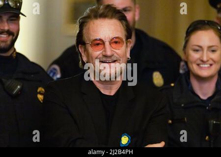 Bono, un chanteur-compositeur irlandais, rencontre des membres de la police du Capitole lors de sa visite à Capitol Hill le 30 mars 2022 à Washington D.C., U.S. Credit: Aaron Schwartz / CNP/Sipa USA Banque D'Images