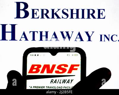 Dans cette illustration, le logo BNSF Railway est affiché sur un écran de smartphone avec un logo Berkshire Hathaway Inc. En arrière-plan. (Photo par Igor Golovniov / SOPA Images/Sipa USA) Banque D'Images