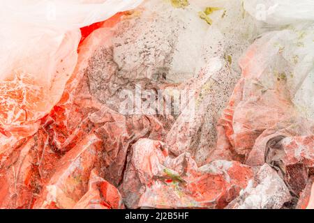 Feuille de poussière de Crafter ou d'artistes recouverte de peinture écaillée, pulvérisée, orange et noire. Pour les travaux de peinture à l'aide de bricolage, la peinture à l'écaillage, la fabrication d'un désordre. Banque D'Images