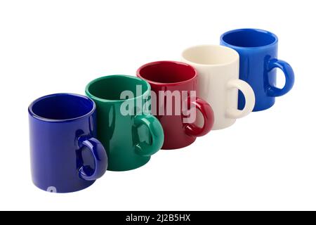 Mugs en céramique multicolore isolés sur fond blanc en gros plan Banque D'Images