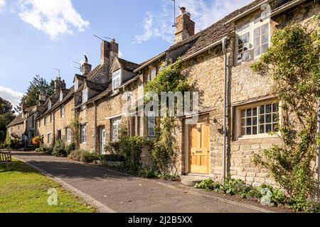 Bâtiments traditionnels typiques en pierre sur la colline dans la ville de Burford, Oxfordshire, Angleterre Banque D'Images