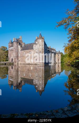 Campeneac (Bretagne, Nord-Ouest de la France) le Château de Trecesson dans la Forêt de Broceliande. Reflet des murs schistes rougeâtres du château médiéval Banque D'Images