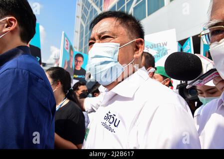 Bangkok, Thaïlande. 31st mars 2022. Ancien gouverneur de Bangkok, Pol General Aswin Kwanmuang, candidat indépendant à l'élection du gouverneur, le 31 mars 2022, à l'hôtel de ville 2 de l'Administration métropolitaine de Bangkok. (Credit image: © Teera Noisakran/Pacific Press via ZUMA Press Wire) Banque D'Images