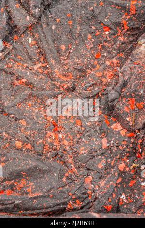 Feuille de poussière de Crafter ou d'artistes recouverte de peinture écaillée, pulvérisée, orange et noire. Pour les travaux de peinture à l'aide de bricolage, la peinture à l'écaillage, la fabrication d'un désordre. Banque D'Images