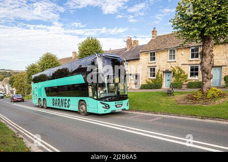 Un voyage de vacances ou d'une journée en autocar en voiture sur la colline dans la ville de Burford, Oxfordshire, Angleterre Banque D'Images