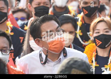 Bangkok, Thaïlande. 31st mars 2022. Wiroj Lakkhanaadisorn, représentant du parti Move Forward, candidat à l'élection du gouverneur, le 31 mars 2022, à l'hôtel de ville 2 de l'Administration métropolitaine de Bangkok. (Credit image: © Teera Noisakran/Pacific Press via ZUMA Press Wire) Banque D'Images