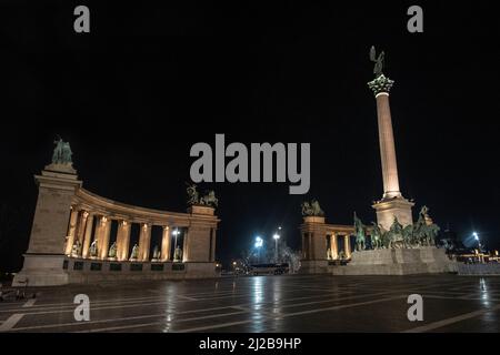 Mémorial du millénaire - Hősök tere de nuit. Budapest, Hongrie Banque D'Images