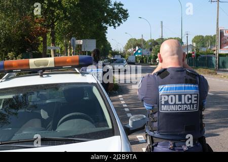 Police locale : contrôle de la vitesse à l'aide d'un appareil de mesure de la vitesse au laser Banque D'Images