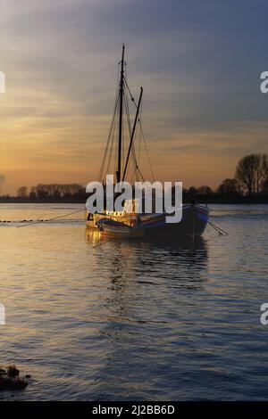 Bateau de pêche traditionnel à l'anguille appelé Aalschokker, Rhin, Monheim am Rhein, Allemagne Banque D'Images