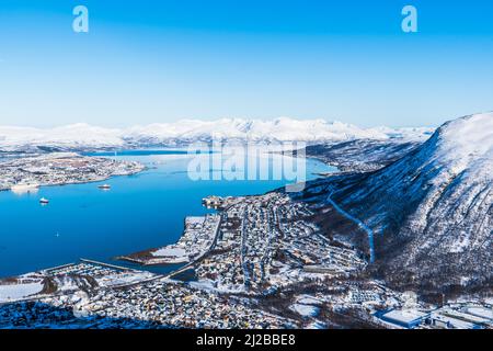Vue incroyable sur la ville de Tromso en Norvège depuis le sommet de Storsteinen, une conge de montagne à environ 420 m (1378 pi) au-dessus du niveau de la mer, le jour d'hiver ensoleillé, copie sp Banque D'Images