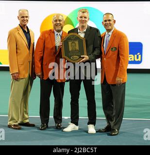 Miami Gardens, États-Unis. 30th mars 2022. MIAMI GARDENS, FLORIDE - 30 MARS : Jim Courier, membre du Temple international de la renommée du tennis (3rd de L), pose une plaque avec des membres du comité du Orange Bowl, Doug Wiley, Frank Gonzalez et Eric poms en tant que Courier sont intronisés au Orange Bowl tennis Hall of Fame lors de l'ouverture de Miami au Hard Rock Stadium le 30 mars 2022 à Miami Gardens, en Floride. (Photo de JL/Sipa USA) crédit: SIPA USA/Alay Live News Banque D'Images