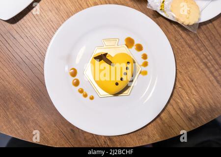 assiette avec dessert en forme de coeur recouvert de glace, gâteau avec décoration gastronomique, cafétéria et nourriture Banque D'Images