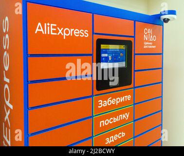 Voronezh, Russie - 05 décembre 2021: Émission de produits par Postamat AliExpress Banque D'Images