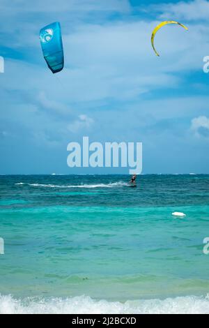 San Andres, Colombie - novembre 17 2021 : grand cerf-volant coloré de Kiteboarding dans une journée ensoleillée dans la plage Banque D'Images