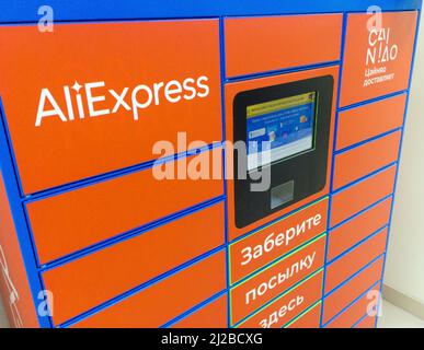 Voronezh, Russie - 05 décembre 2021: Livraison de marchandises par Postamat Cainiao AliExpress Banque D'Images