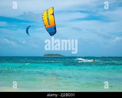 San Andres, Colombie - novembre 17 2021 : grand cerf-volant coloré de Kiteboarding dans une journée ensoleillée dans la plage Banque D'Images