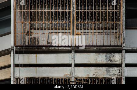 Bangkok, thaïlande - 18 mars 2022 : extérieur de l'ancienne grille en fer forgé jaune rouille protégée de la maison. Vieille maison fenêtre grille en fer modèle, N Banque D'Images