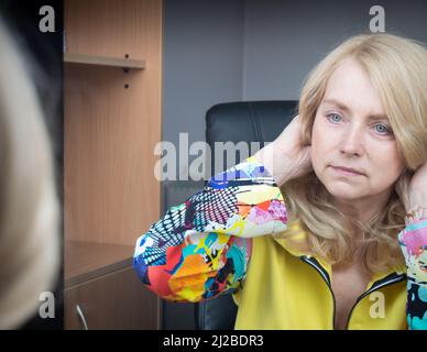 Femme regardant sa propre réflexion Banque D'Images