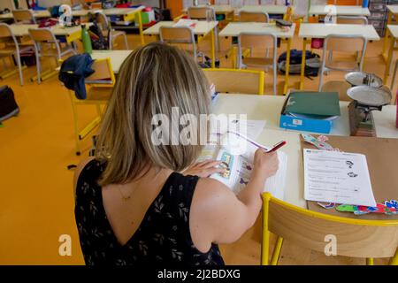 Cours de mathématiques à l'école primaire de Saint-Martin-de-Queyrieres (sud-est de la France) pendant la pause déjeuner Banque D'Images