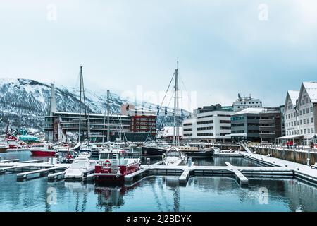 Port de Tromso, Norvège, mars 3rd 2022 : jetée et bâtiments traditionnels et modernes dans la marina, hôtel Scandic en arrière-plan Banque D'Images