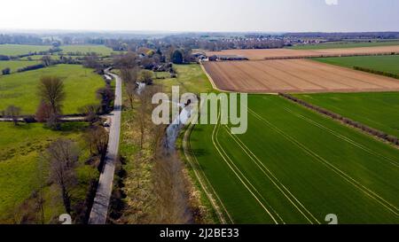 Vue aérienne du printemps en regardant le petit Stour vers Littlebourne, depuis Wickhambreaux, Kent Banque D'Images