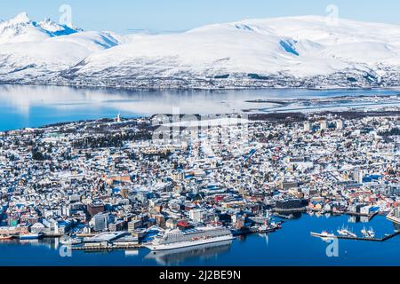 Tromso, Norvège, mars 6th 2022: Vue incroyable sur la ville de Tromso en Norvège depuis le sommet de Storsteinen, une carie de montagne à environ 420 m (1378 pi) au-dessus du niveau de la mer Banque D'Images