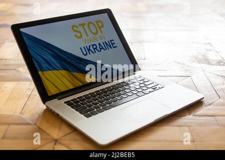 arrêter la guerre et patriote. laptop, drapeau de l'ukraine Banque D'Images