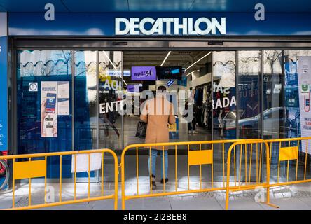 Madrid, Espagne. 21st févr. 2022. Un client entre dans le magasin français d'articles de sport Decathlon en Espagne. (Image de crédit : © Xavi Lopez/SOPA Images via ZUMA Press Wire) Banque D'Images