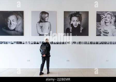 Londres, Royaume-Uni. 31 mars 2022. Un visiteur voit des images du photographe Ray Burmiston de l'exposition "Art of London Presents Take A minute 2022" dans une galerie temporaire sous les écrans de Piccadilly Circus. Lancée par le médecin du NHS et présentateur de la télévision, Ranj Singh, plus de cent étoiles de la liste A fermé les yeux à la caméra pour faire une pause, réfléchir et sensibiliser à la santé mentale. Credit: Stephen Chung / Alamy Live News Banque D'Images